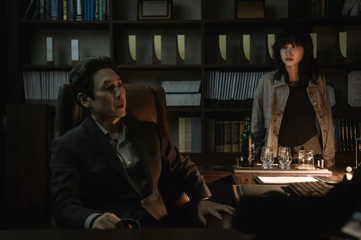 「ハイパーナイフ 闇の天才外科医」主演のソル・ギョング（左）とパク・ウンビン（右）