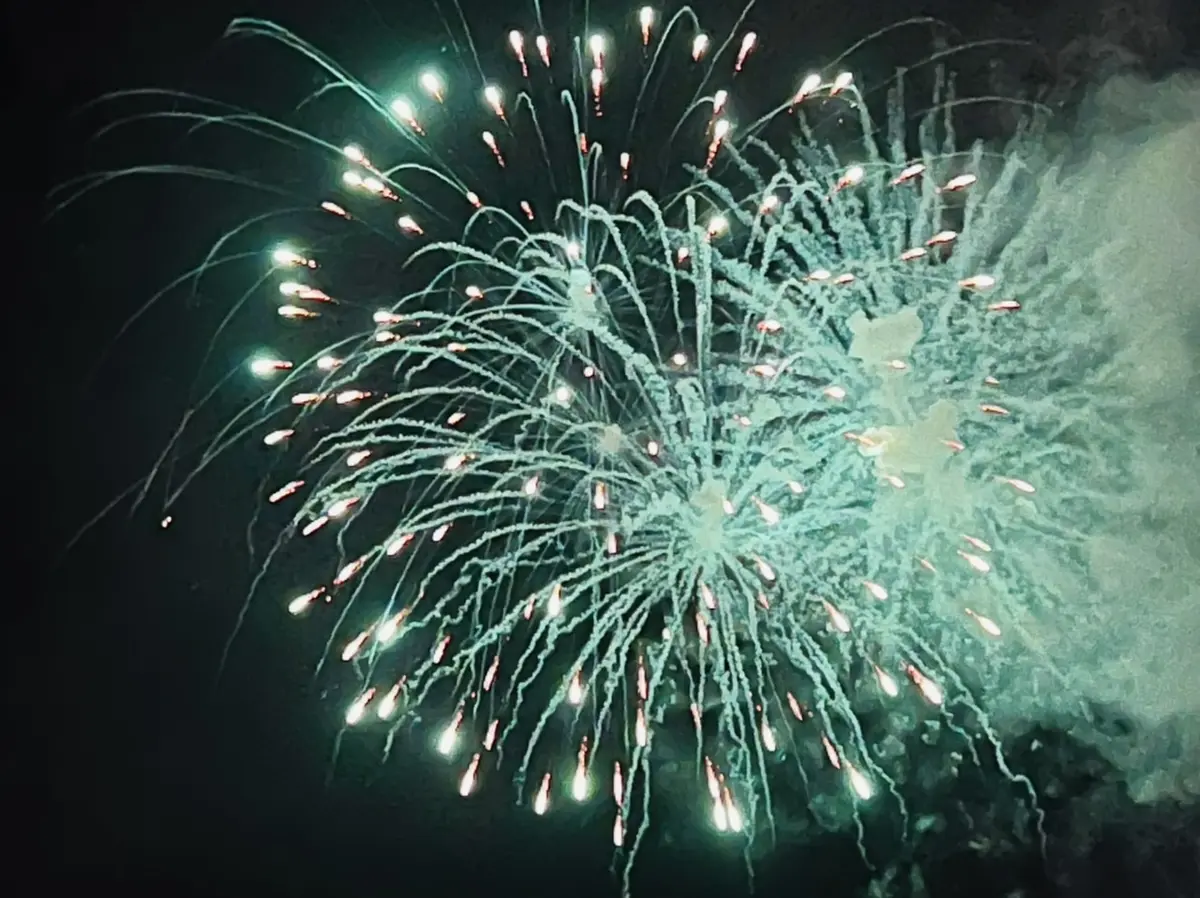 エメラルドグリーン