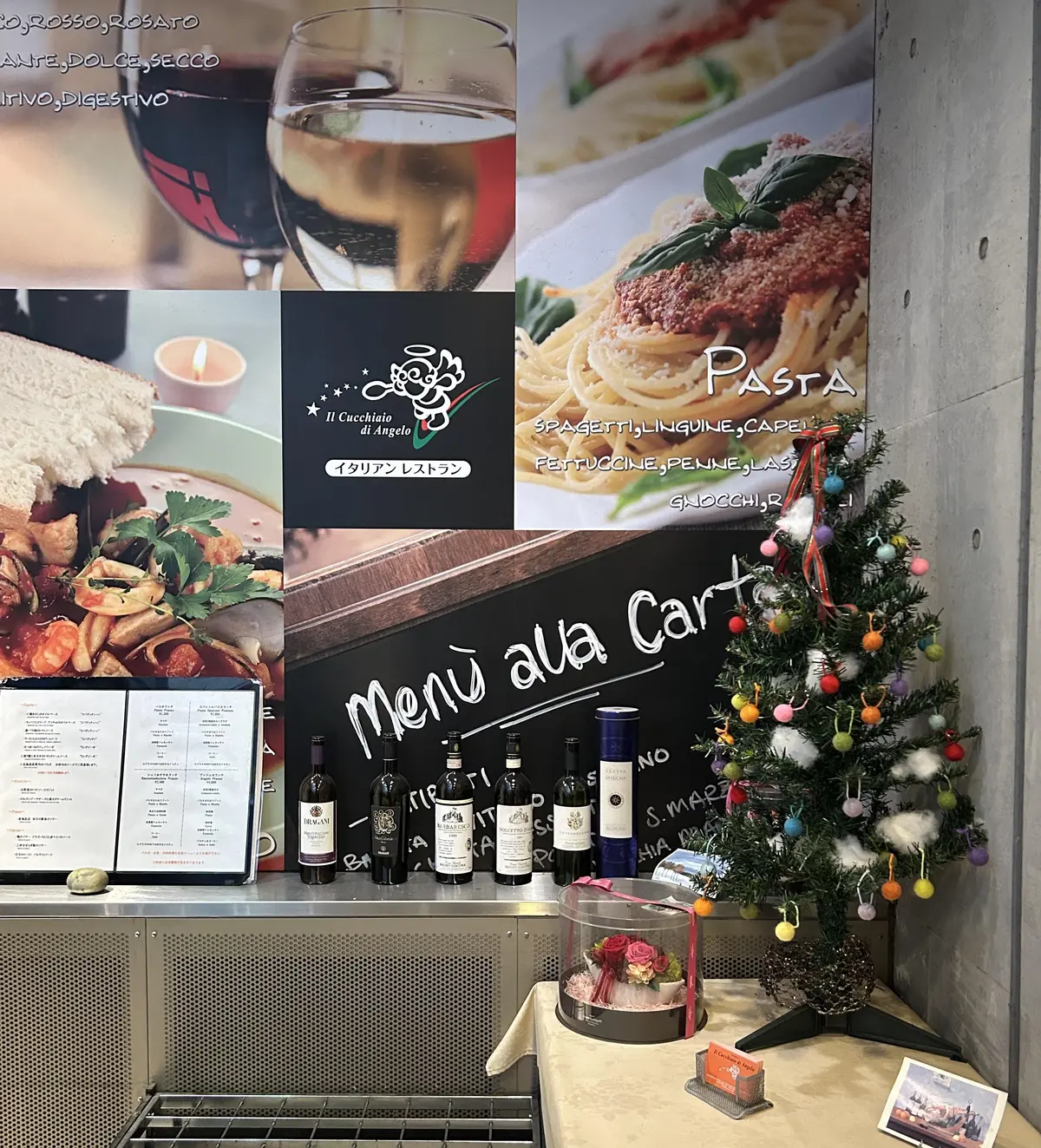 階下にあるエントランスとメニュー