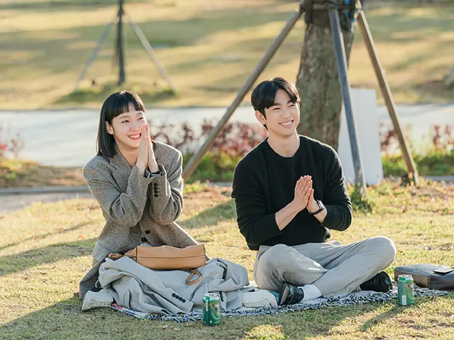 『ユミの細胞たち - シーズン 2』のキム・ゴウン（左）と、バビ役のジニョン（右）