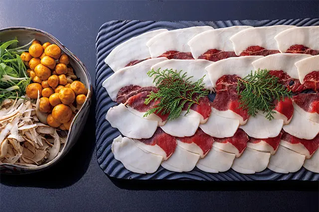 見た目は 似ているが上半分が猪肉、下半 分が熊肉（2人分）。