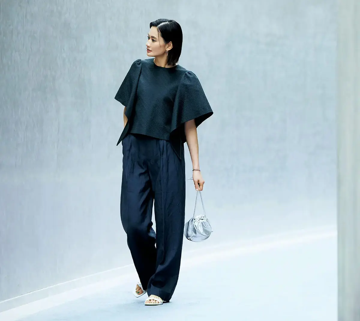 黒×ネイビーの配色も粋。甘くて辛い絶妙なバランスが、遠目にも“おしゃれな人”を印象づける