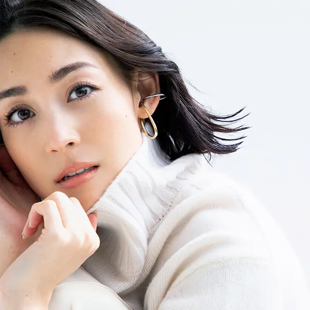 ボトルネックニットとイヤカフコーデのLIZA