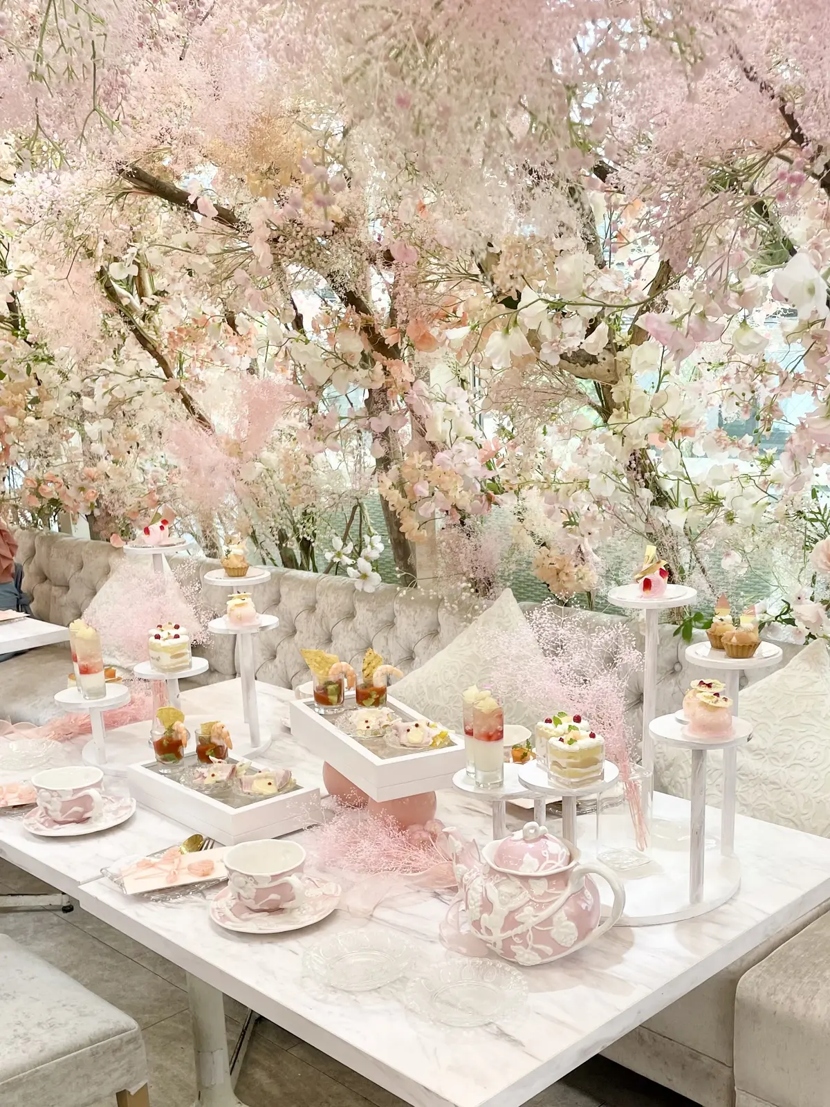 表参道、HAUTE COUTURE CAFE表参道、HAUTE COUTURE CAFE、オートクチュールカフェ、ピーチアフタヌーンティー、桃のアフタヌーンティー、桃パフェ、パフェ、ピンク、ピンクのワンピース、ワンピース、ノースリーブワンピース、ワンピースコーデ、ロングヘア、黒髪、可愛いアフタヌーンティー、美味しいアフタヌーンティー、豪華なアフタヌーンティー、お花の世界、店内、スイートピー、かすみそう、霞草、かすみ草、3人席、3人アフタヌーンティー、ソファ席