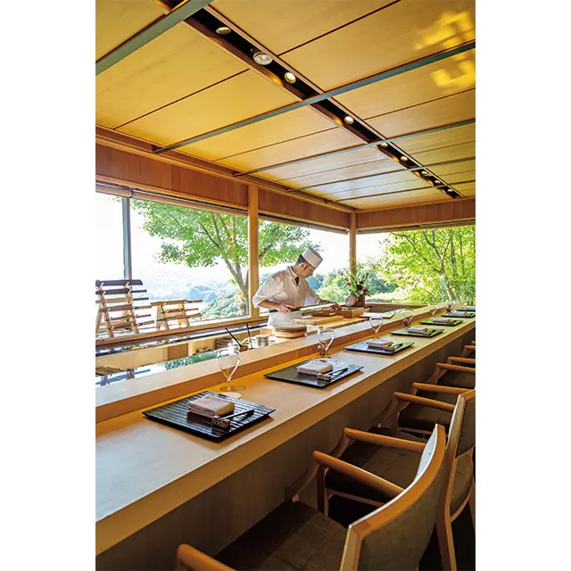 「鮨 双忘」の海に臨むカウンター席。カエデも 景趣を添える