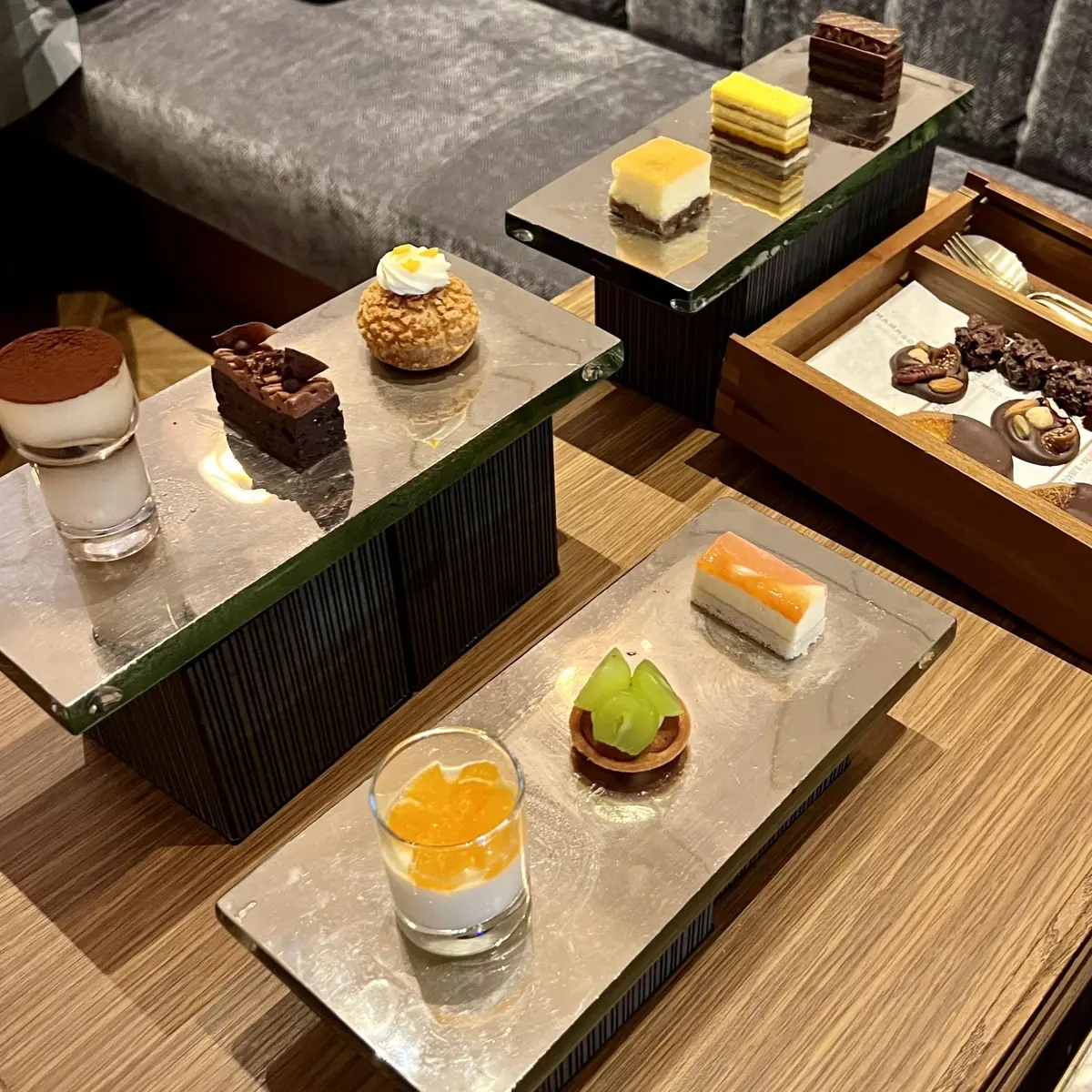 レストラン「GENTLE」料理写真、デザートワゴン