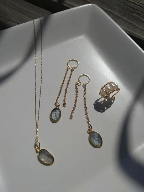 パールのイヤーカフとモスアクアマリンのイヤリング