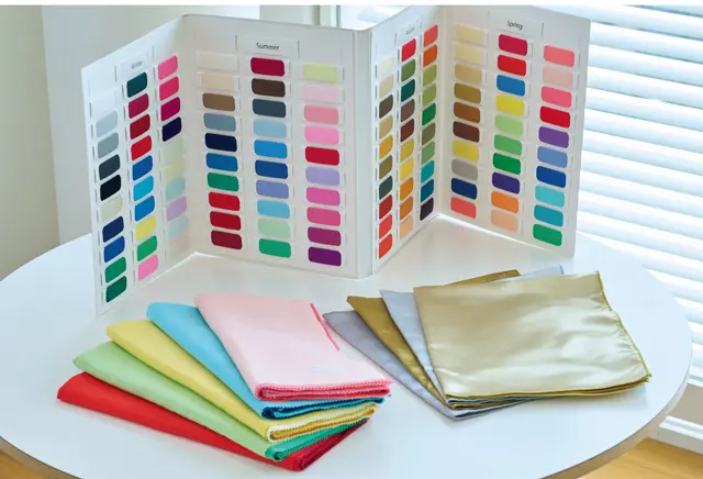 パーソナルカラー診断で使うドレープとカラーチャート。年齢を重ねると診断結果が変わることもあるという