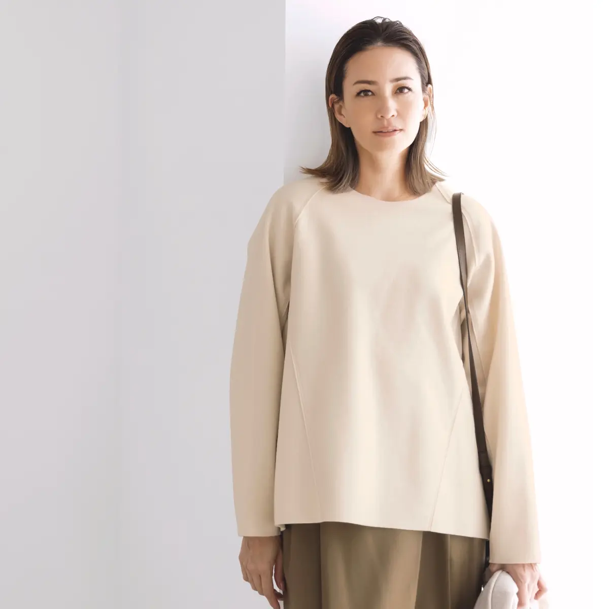 アイボリーのスエットトップスとベージュスカートのコーデ　モデル・RINA