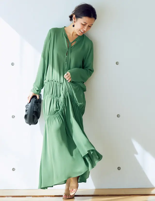 大草直子　ワンピースは揺れるシルエットのマキシ丈を