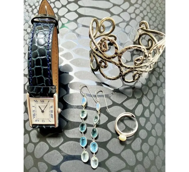 アクセサリー類は 模様入りの紙の上に 置いてまとめて撮影