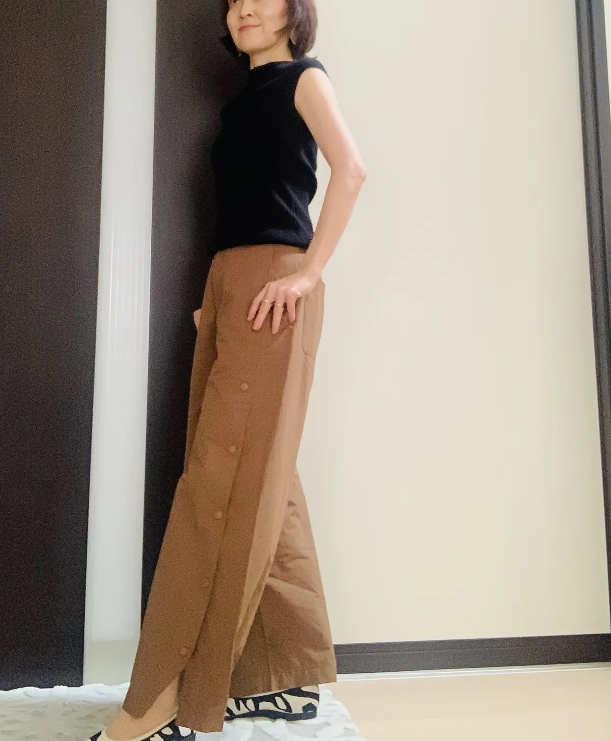 黒のトップスとブラウンのパンツのコーデ