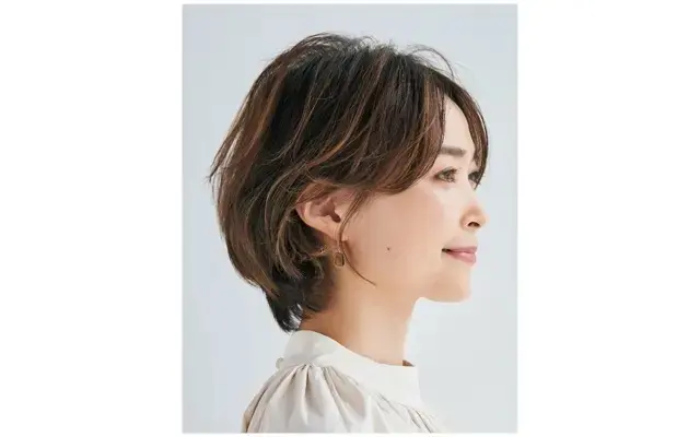 重めなショートボブは、センターパートで抜け感を表現【50代髪型・ヘアスタイル】