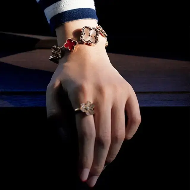 Van Cleef & Arpels《ヴァン クリーフ & アーペル》時計「スウィート アルハンブラ ウォッチ」