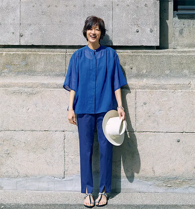 ほんのり透ける素材感で涼やかなブルー ブラウスも夏仕様に