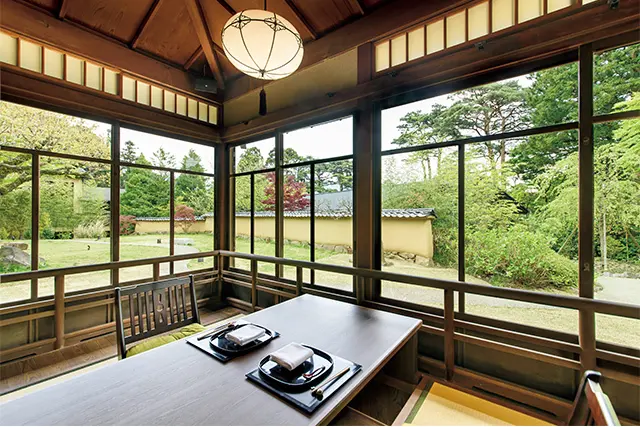 大正時代に建てられた三井家の別 荘建築が館内のメインダイニング「料亭 紅葉」に。