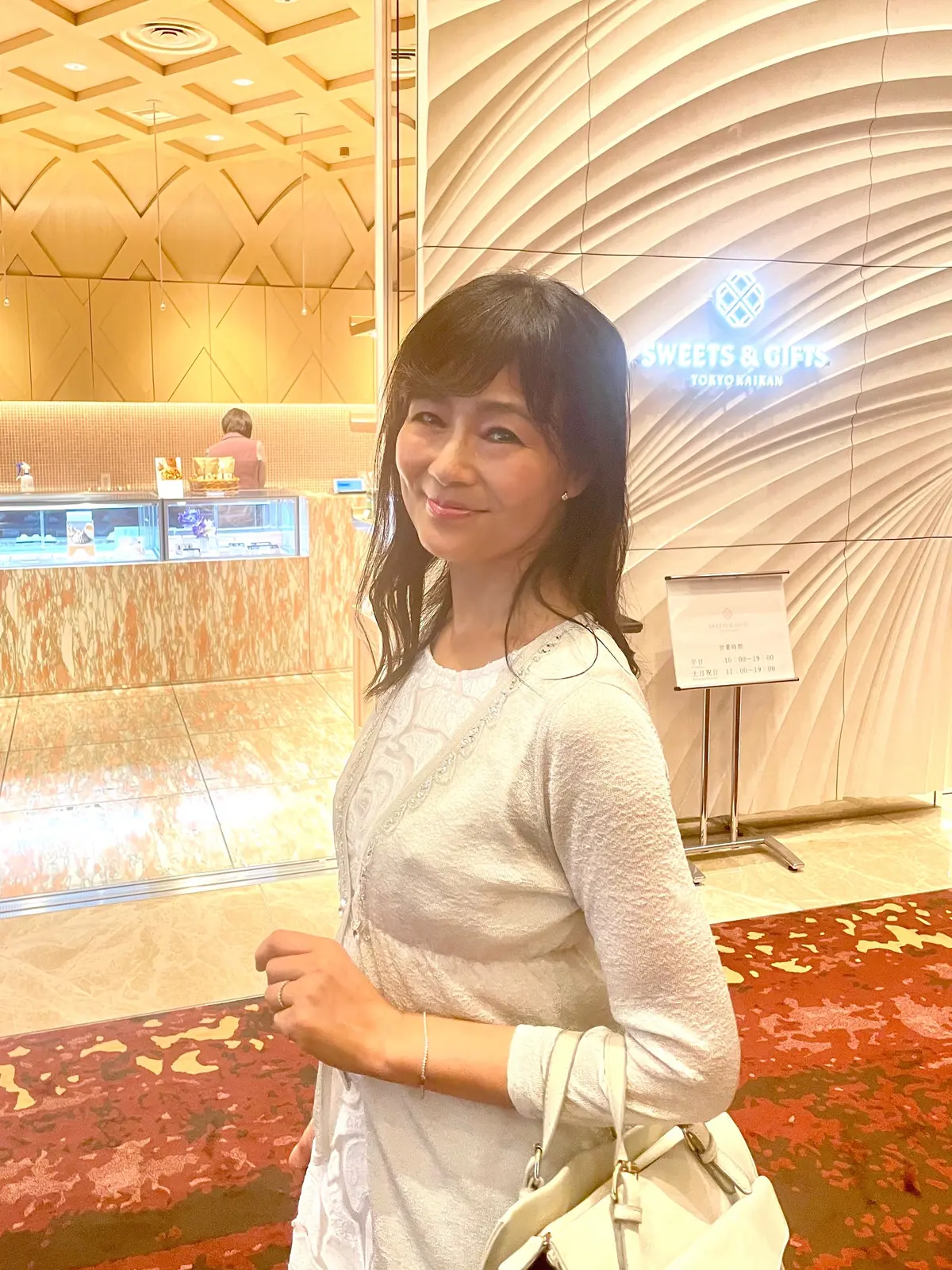 シルバー、カーディガン、シーン、ワンピース、白ワンピース、白ワンピ、レース、ドレス、ビーズ、飾り、装飾、東京会舘、TOKYO KAIKAN、東京会舘本舘、スイーツ&ギフト、SWEETS & GIFT