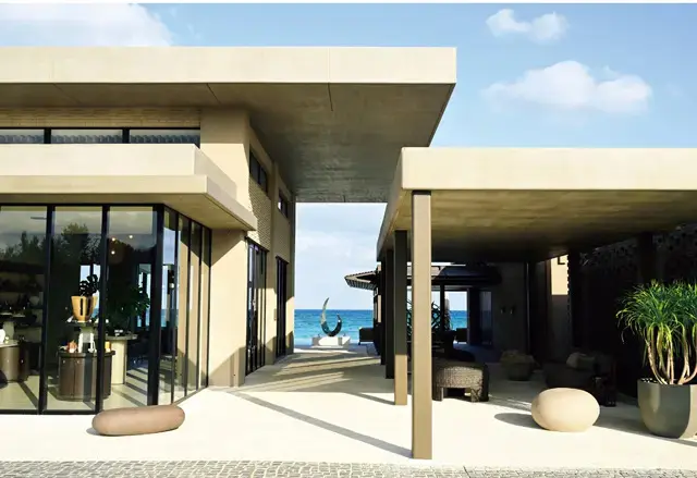 3つのダイニング、バーと、プールがあるメイン棟。クリームやサンドベージュの色構成がスタイリッシュ。