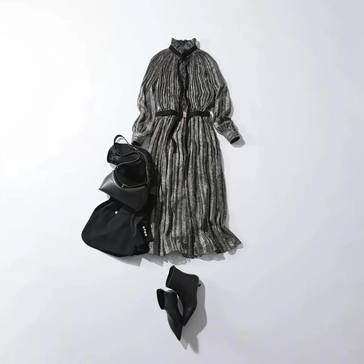 ドレッシーなプリーツドレスは黒小物で大人っぽく引き締めて