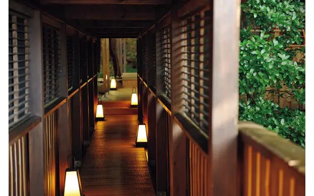 離れへと続く渡り廊下。ともる明かりが別世界へと誘ってくれる
