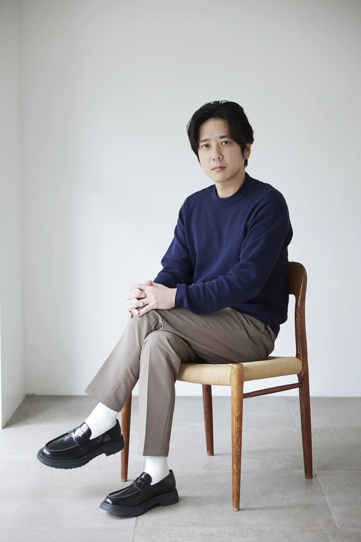 初めての新書を発売する、二宮和也さんの近影