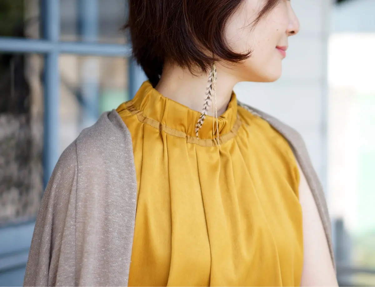 ハイネックギャザーブラウスの画像_1