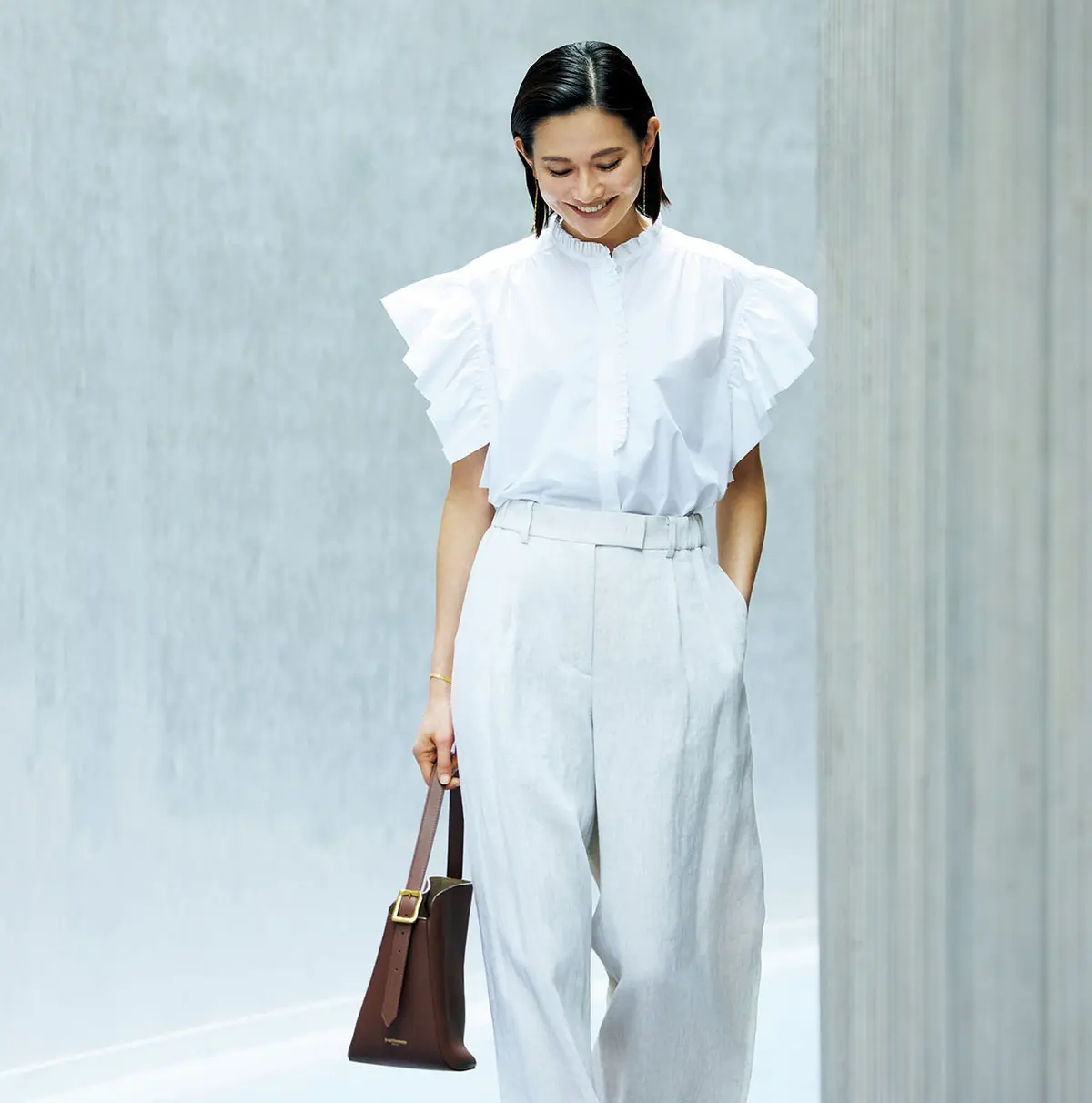 可憐なフリルブラウスは、リネンのワイドパンツでナチュラルな清涼感をまとわせて