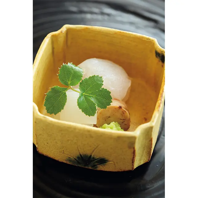 鮮やかな黄瀬戸の器に映えるのは、イカとカワハギのお造り