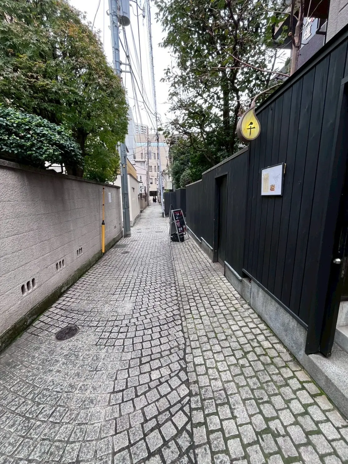 神楽坂に馴染む、石畳の街並み