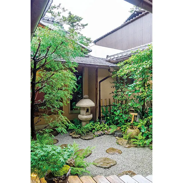 個室やカウンター席からも手入れの行き届いた庭を望める　