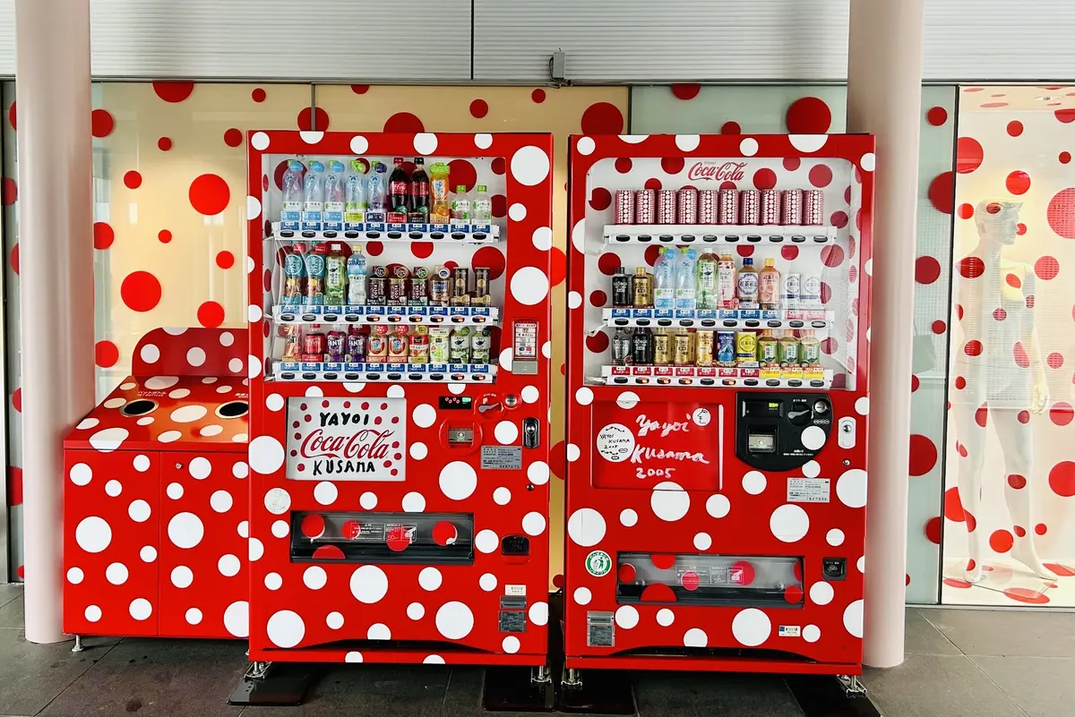 赤い水玉の自動販売機とゴミ箱