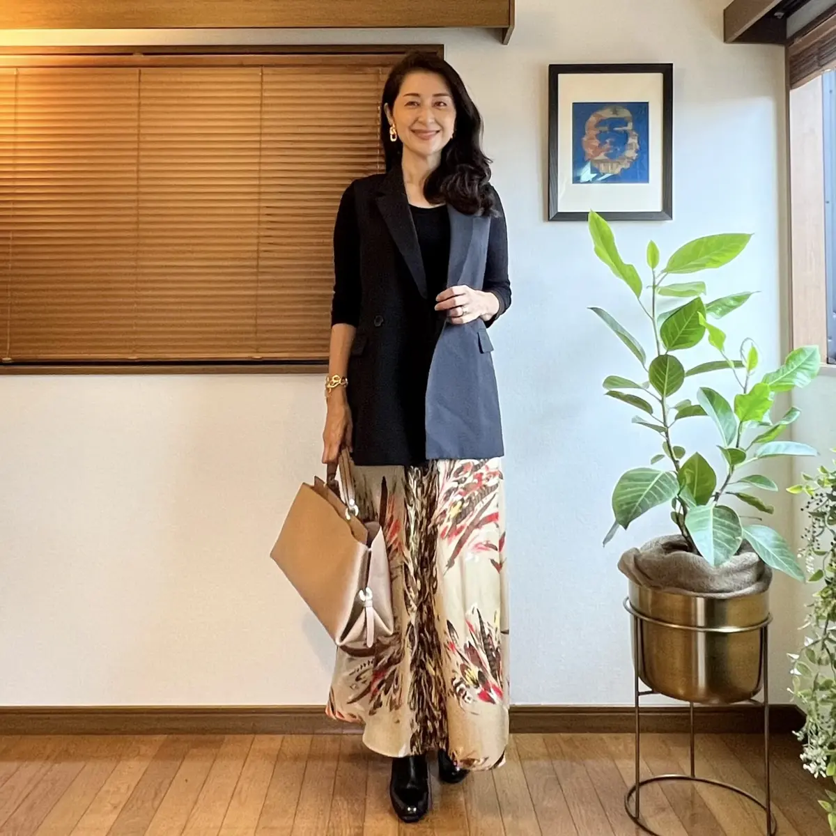 GUジレ　黒Tシャツ　黒ショートブーツ　フェザー柄ロングスカート　ベージュのバッグ