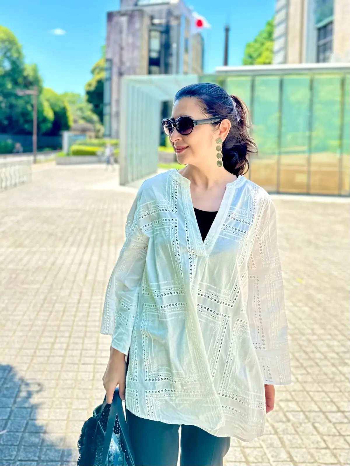 白のチュニックブラウス