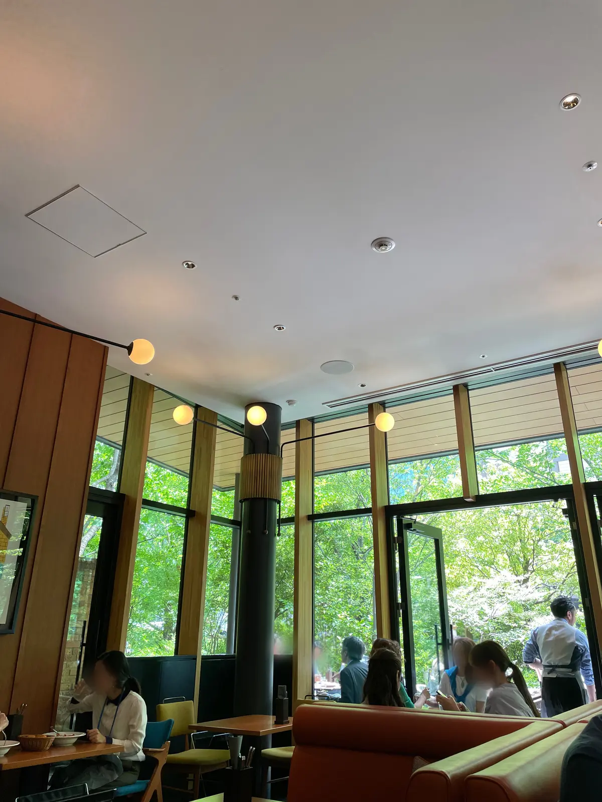 レストラン、TWELVE GADENS BAR & GRILL、トゥエルブ ガーデンズ バー アンド グリル、女子会、ランチ、ランチ会、ソファ席、シート席、テーブル席、イタリア料理、窓、大きな窓、掃き出し窓、緑、緑の景色、天井高、テラス席、室内