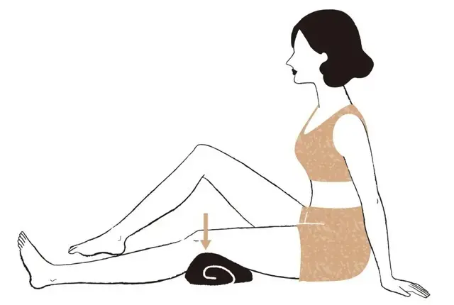 膝裏でクッションやタオルを押す