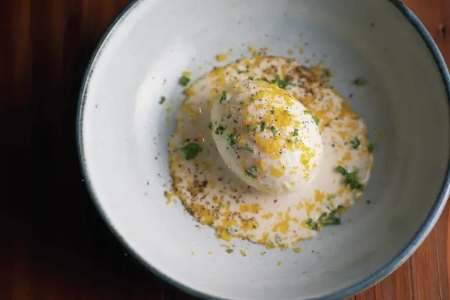 ウフマヨ￥600。カラスミをかけ、魚卵のうま味を効かせて