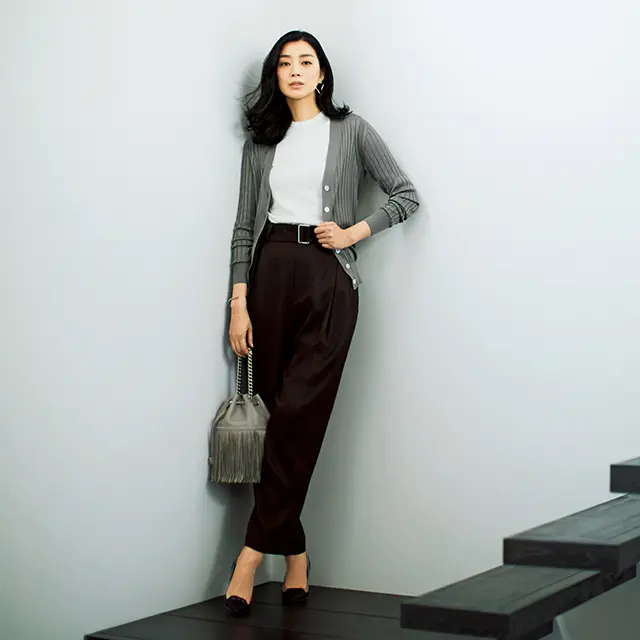 上半身をコンパクトに見せるほどよいフィット具合。 パンツと合わせて縦長ラインを強調