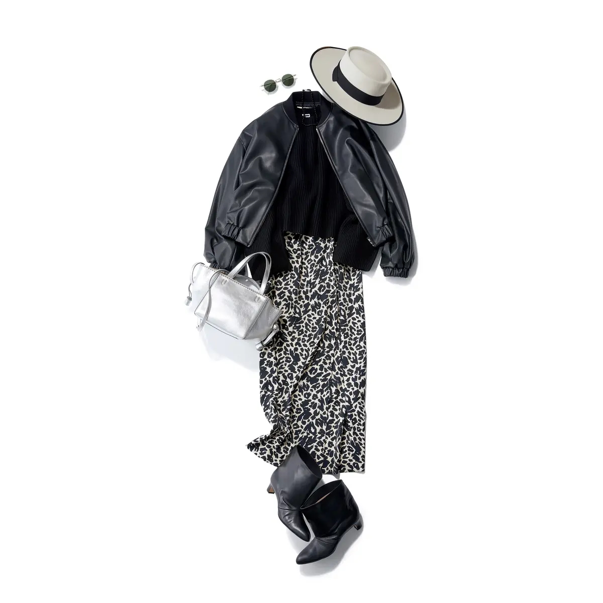 レオパード柄スカートに黒レザージャケットを合わせたコーデ