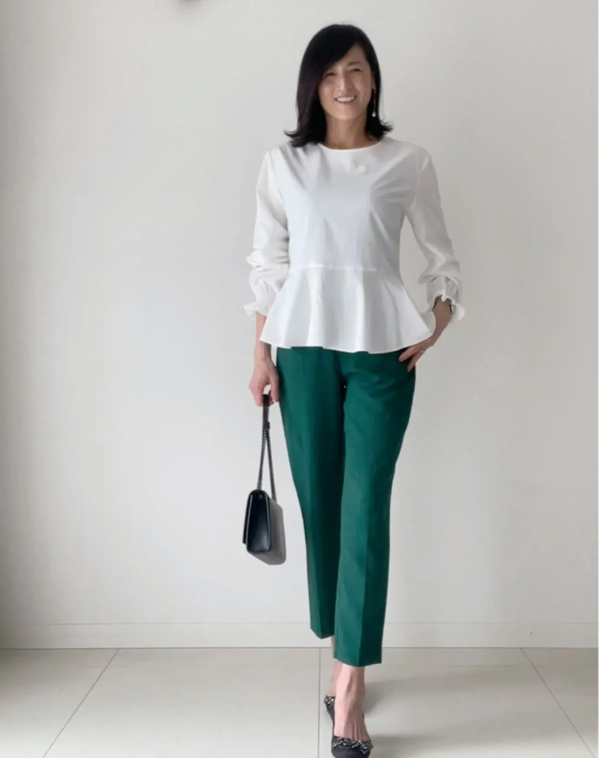 白シャツ&ブラウス×グリーンパンツで春スの画像_3