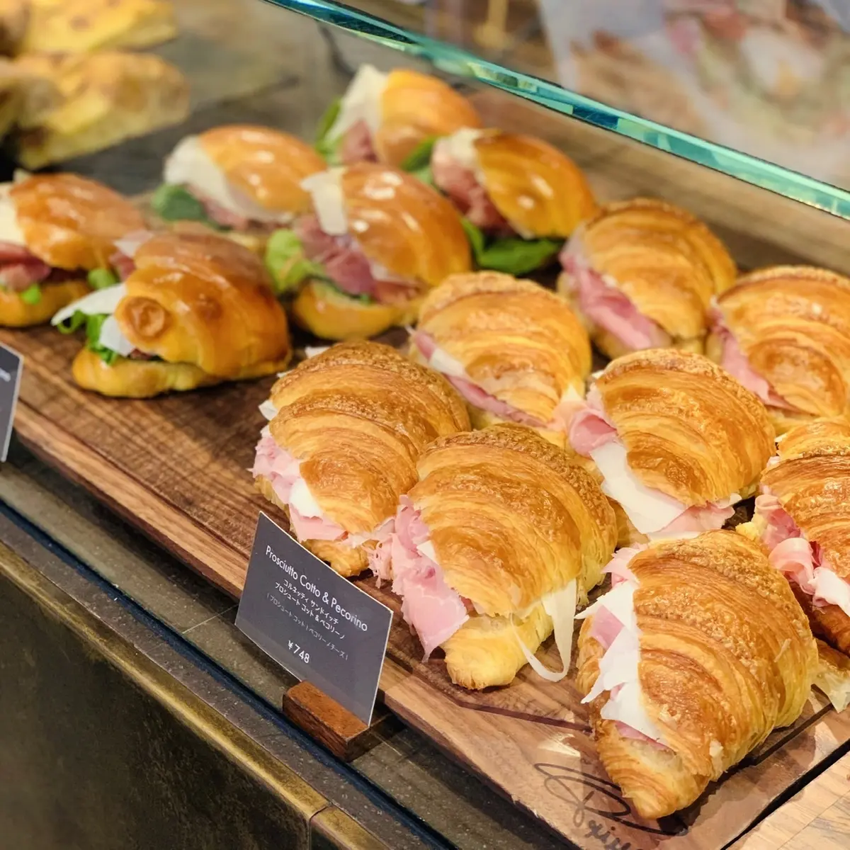 コルネッティサンドイッ （プロシュートコット&ペコリーノ）