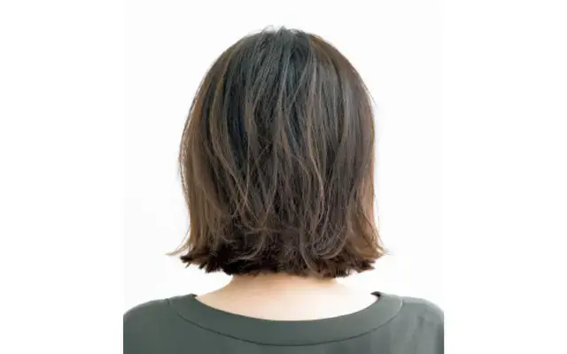 前髪×外ハネ×ハイライトで細毛をボリュームアップ