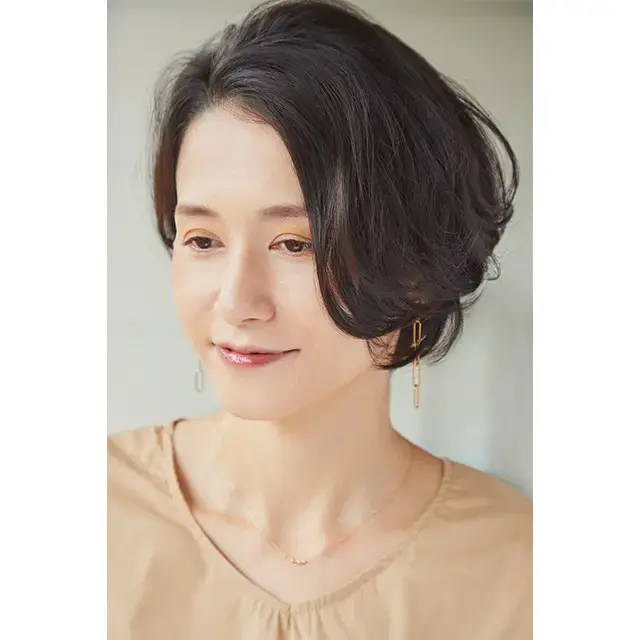 髪を豊かに見せる重めひし形ショートで、若見えをかなえる【50代髪型・ヘアスタイル】