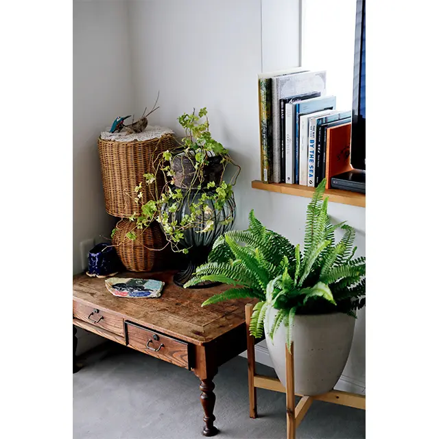 古道具屋で見つけたラタンのランプのまわりには、次男の愛らしい作品が。