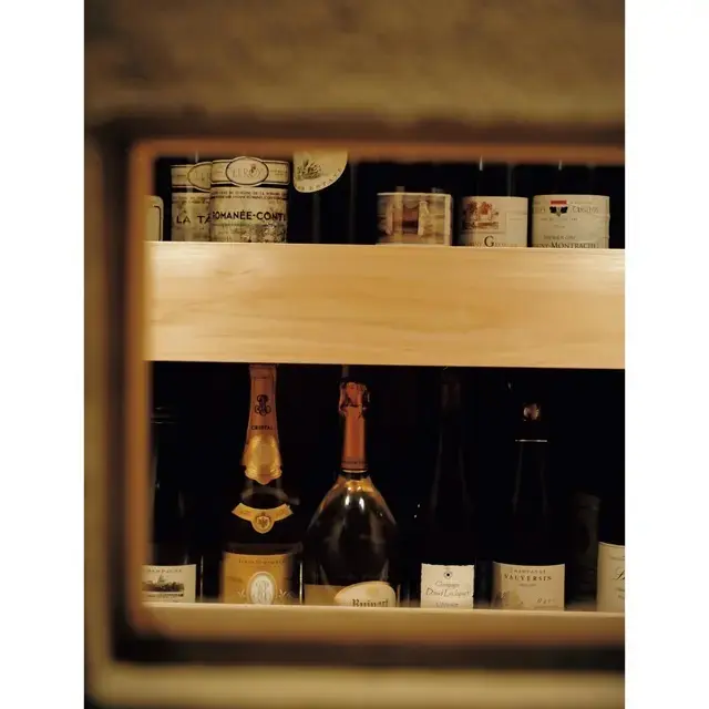 ワインはブルゴーニュやナチュール、日本酒は純米酒を中心にそろえる