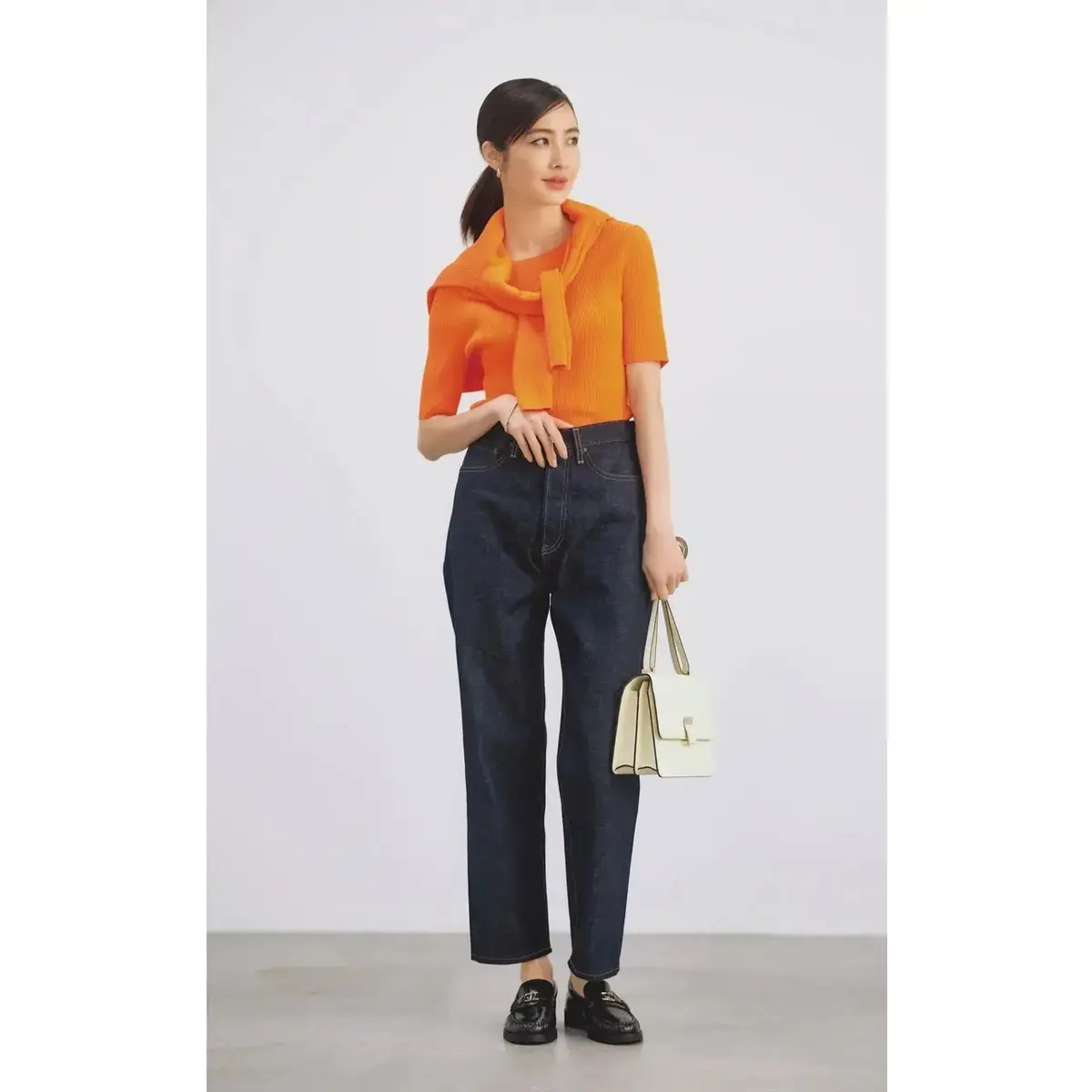 鮮やかなオレンジニット×濃色デニムで初夏を感じるスタイル