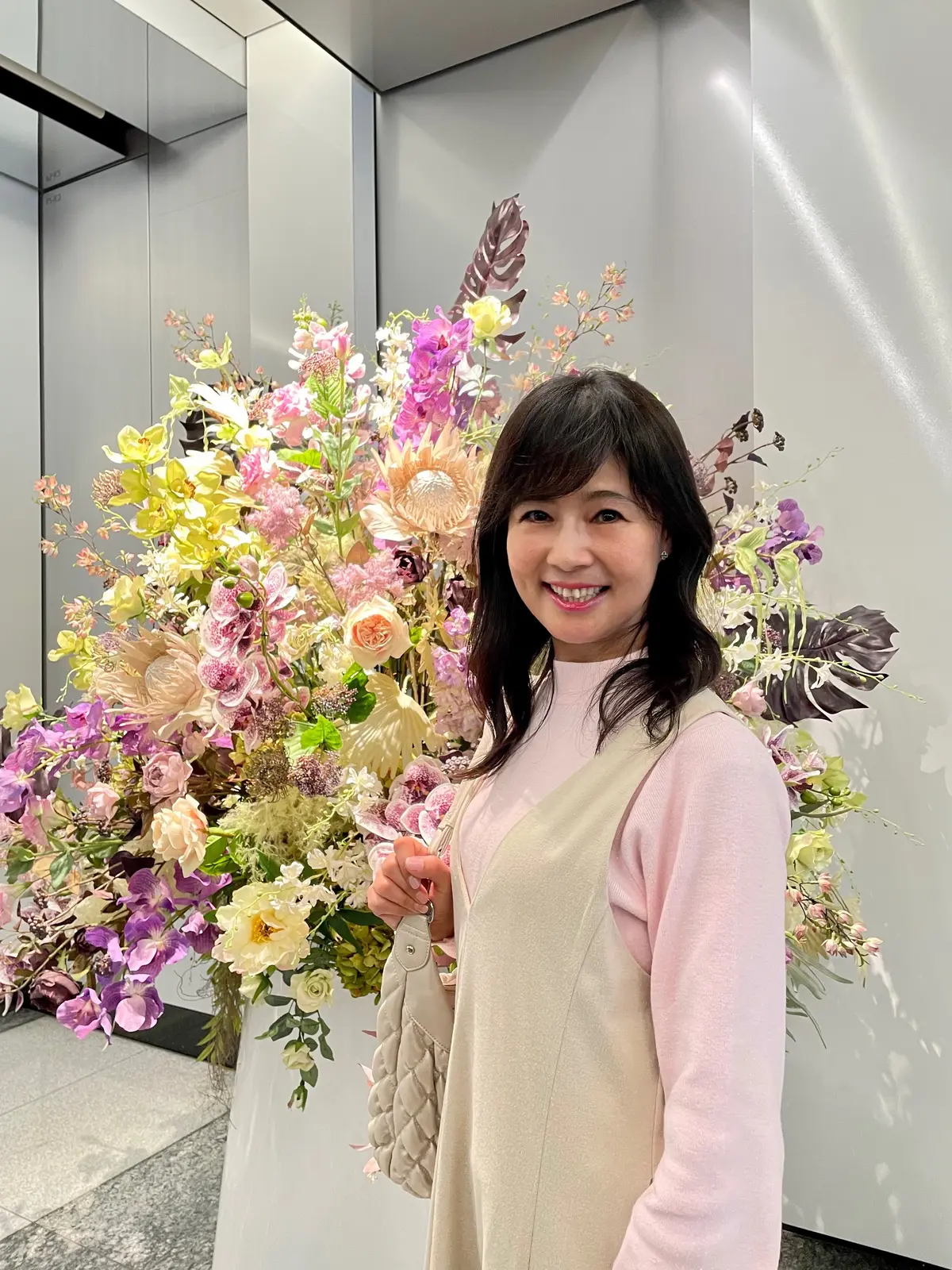 ピンク、ニット、ピンクニット、ワンピース、白ワンピース、ホワイト、ボブ、ロングボブ、ロングヘア、ボブヘア、春、春服、春服コーデ、春コーデ、春ファッション、冬、冬服、冬服コーデ、冬コーデ、株式会社ワールド、WORLD、titivate、titivate select、ティティベイト、株式会社ALEFS、ITS'DEMO、VELWIN