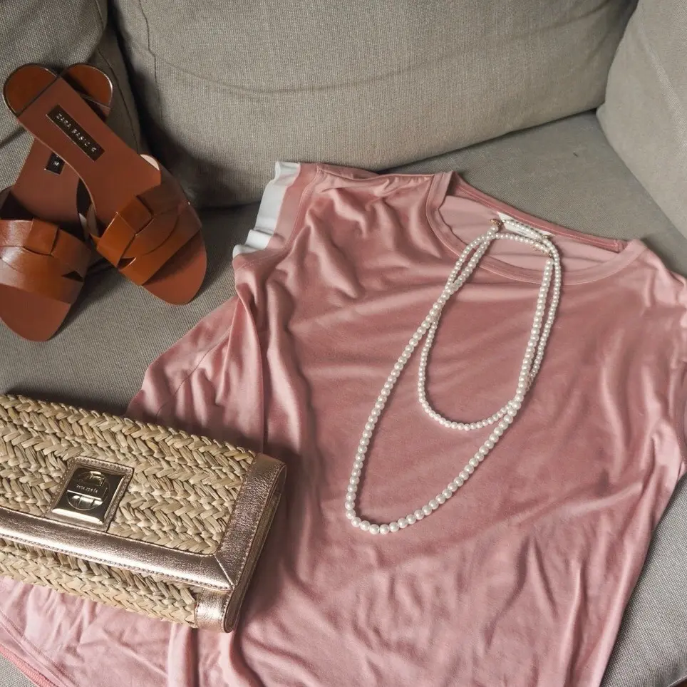 大人に似合うダスティピンクのTシャツの画像_1