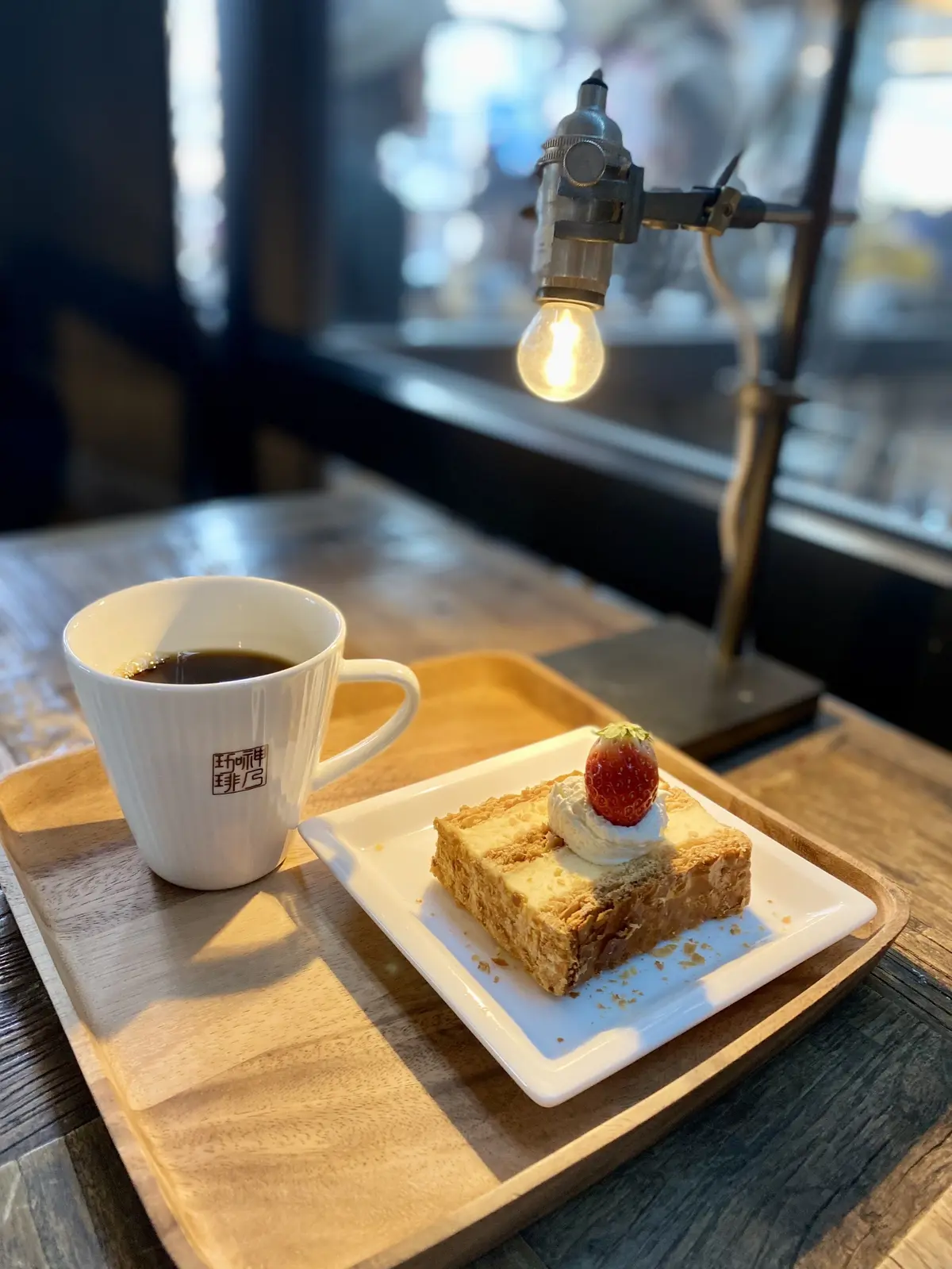 白スニーカーで今年初カフェへの画像_8