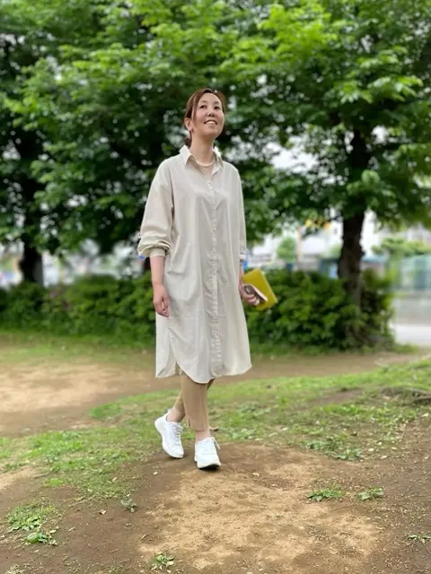 アシックス「ペデラ」とシャツワンピースのコーデ