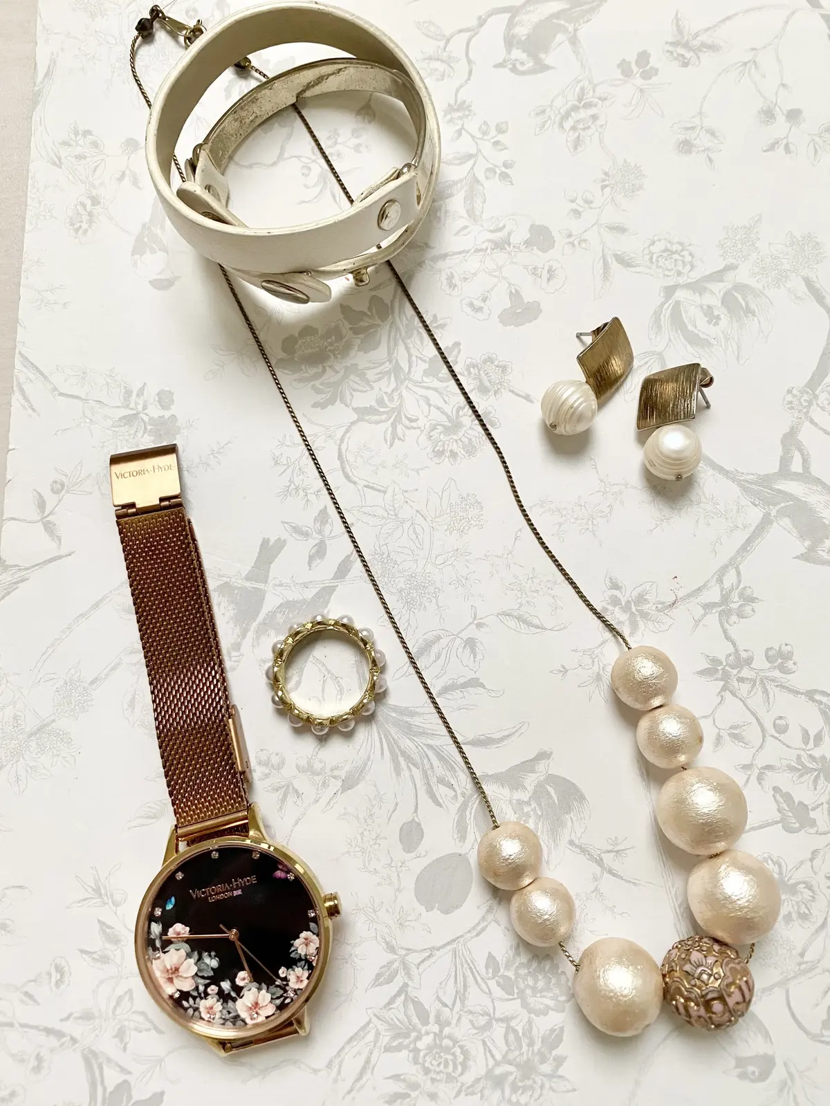 アクセサリーはパールとゴールド系